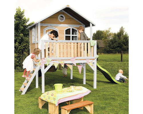 Kinderspielhaus mit Rutsche, Leiter und Picknicktisch im Garten