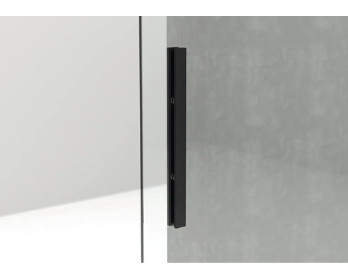 Detailansicht eines schwarzen Schiebetürgriffs an einer Duschkabine.