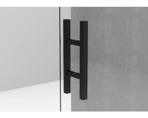 Schwarzer Türgriff an einer Duschkabine.