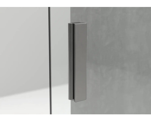 Rechteckiger Türgriff aus Metall an einer Duschkabine