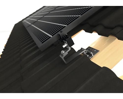 Detailansicht einer Solaranlage mit Montageelementen auf einem Ziegeldach.