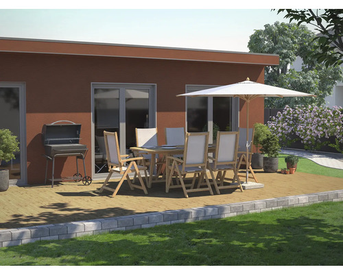 Außenbereich mit Grill, Gartentisch, Stühlen und Sonnenschirm auf einer Holzterrasse.