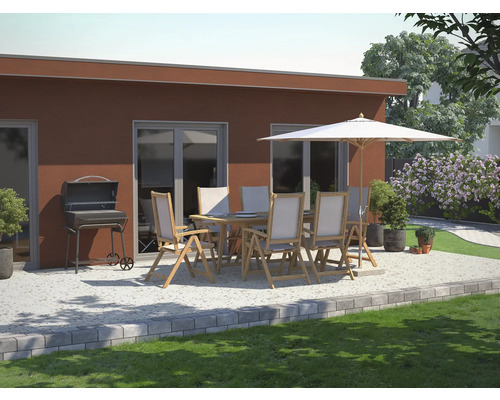 Scène de terrasse avec table de jardin, chaises, parasol et barbecue