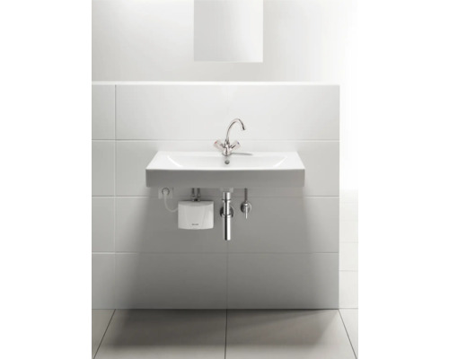 Waschtisch mit Armatur und Boiler in einem Badezimmer