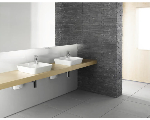 Badezimmer mit zwei Waschbecken, Spiegel und Steinwand