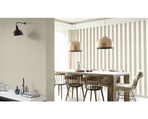 Esszimmer mit Esstisch, Stühlen, Pendelleuchten und gestreifter Tapete