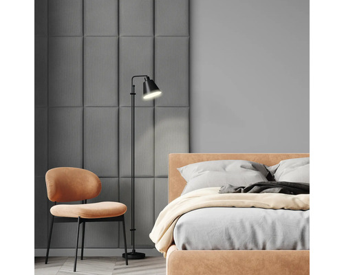 Coussin mural velours côtelé gris aspect textile 30 x 60 cm Chambre à coucher avec lit, chaise et lampadaire.