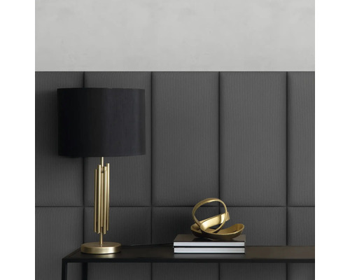 Coussin mural velours cotelé gris foncé aspect textile 30 x 60 cm Scène décorative avec une lampe de table, un livre et une sculpture sur une table