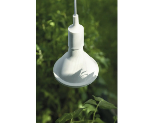 Weiße Gartenlampe mit Kabel vor grünem Hintergrund