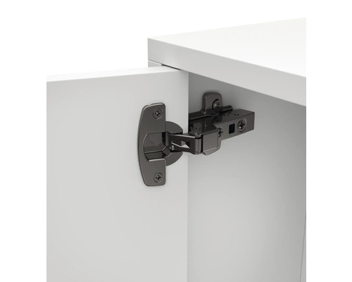 Scharnier an einer weißen Möbelfront befestigt