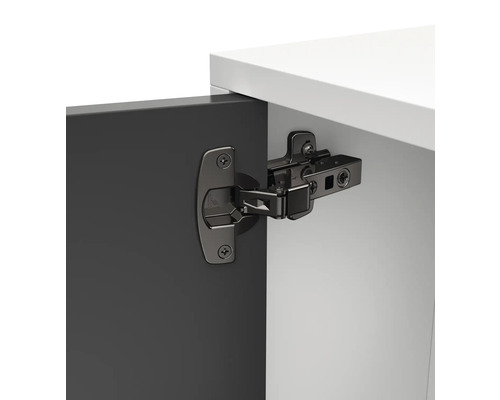 Detailansicht eines Möbelscharniers an einer Schranktür