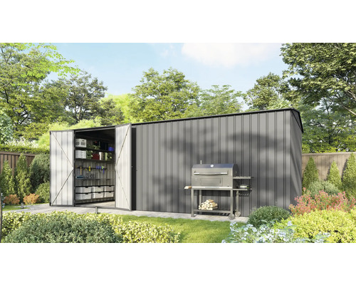 Metall Gerätehaus mit geöffneten Türen und Grill im Garten
