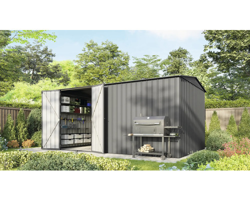 Gartenszene mit Gerätehaus, Grill und Gartengeräten