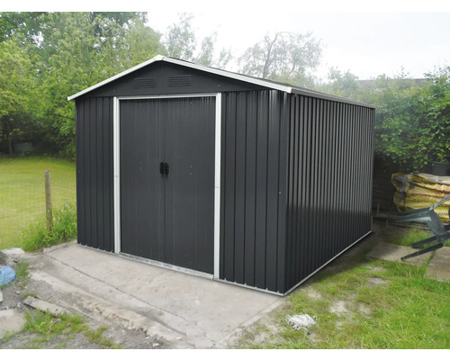 Metall Gerätehaus mit Doppeltür auf Betonfundament