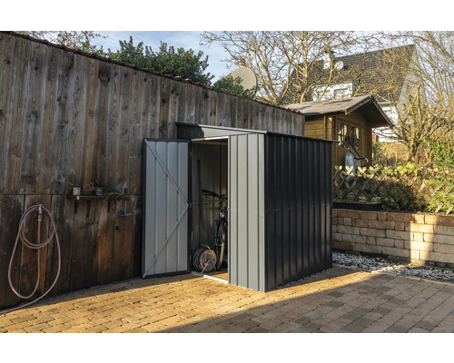 Gartenschrank aus Metall mit geöffneter Tür auf einer Terrasse