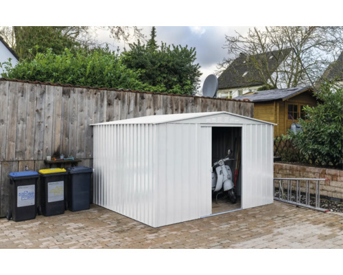 Metall Gerätehaus mit geöffneter Tür, in der ein Motorroller steht, neben Mülltonnen und einem Holzzaun