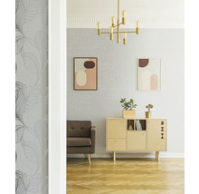 Wohnzimmer mit grauer Blättertapete, braunem Sofa, Kommode und goldener Lampe