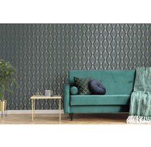 Dekoratives Wohnzimmer mit Sofa, Beistelltisch und gemusterter Tapete