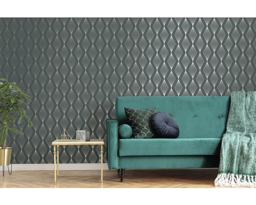 Dekoratives Wohnzimmer mit Sofa, Beistelltisch und gemusterter Tapete