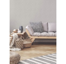 Wohnzimmer mit gemusterten Tapeten, Holzboden und hellen Möbeln für ein helles, organisiertes Ambiente.