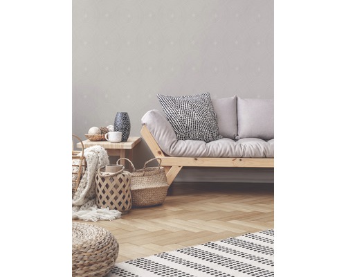 Wohnzimmer mit gemusterten Tapeten, Holzboden und hellen Möbeln für ein helles, organisiertes Ambiente.