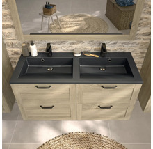 Salle de bains avec meuble sous-vasque, double vasque et miroir
