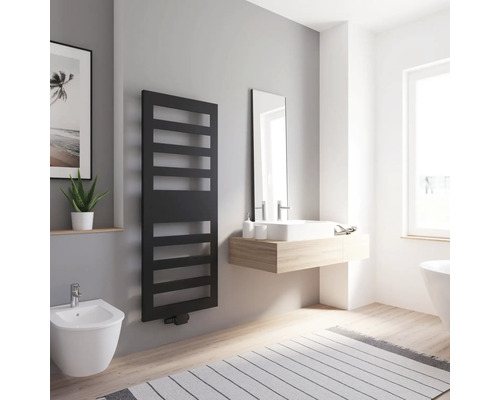 Radiateur design SCHULTE Münster 1543 x 605 mm noir mat avec raccordement au centre Salle de bains moderne avec sèche-serviettes noir, lavabo, miroir et bidet.