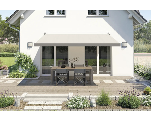 Terrasse mit Markise an einem Wohnhaus