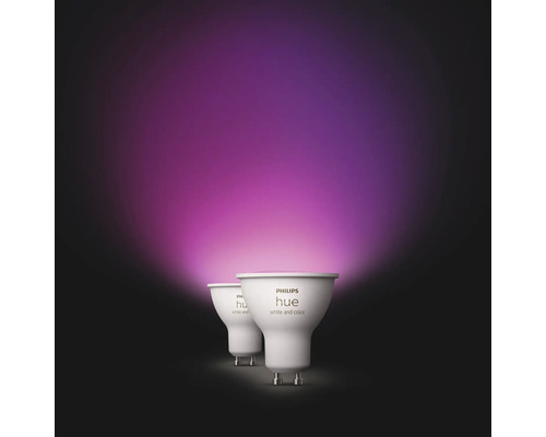 Zwei Philips Hue Leuchtmittel mit farbigem Licht