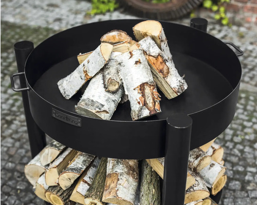 Feuerstelle mit Holzscheiten