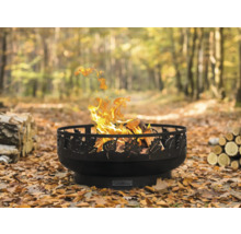Feuerschale mit Blättermuster und brennendem Holz im Garten