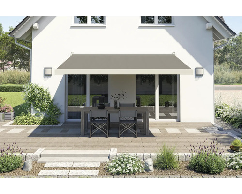 Terrasse mit Markise, Tisch und Stühlen vor einem Haus