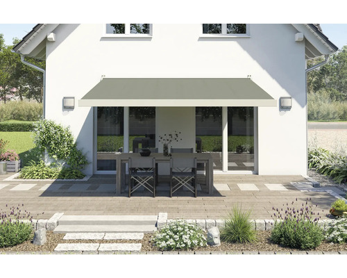 Terrassenszene mit fest installierter Markise über Terrassentisch und Stühlen