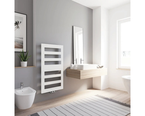 Radiateur design SCHULTE Münster 1143 x 605 mm blanc avec raccordement au centre Salle de bain lumineuse avec radiateur blanc, lavabo, miroir et bidet.