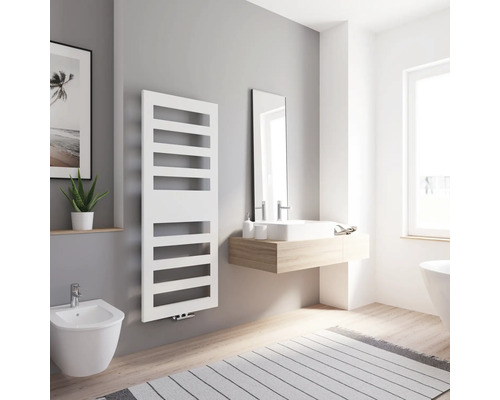 Radiateur design SCHULTE Münster 1543 x 605 mm blanc avec raccordement au centre Salle de bains moderne avec radiateur blanc, lavabo et bidet pour une ambiance claire et organisée