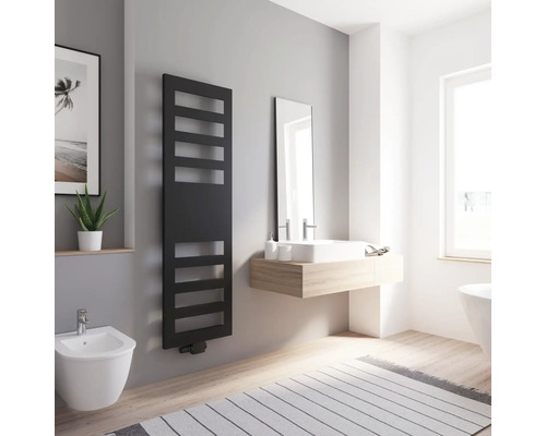 Radiateur design SCHULTE Münster 1703 x 505 mm noir mat avec raccordement au centre Salle de bains avec radiateur noir, lavabo, miroir et bidet dans une pièce lumineuse