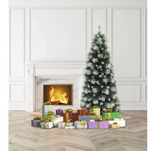 Sapin de Noël et cadeaux devant la cheminée