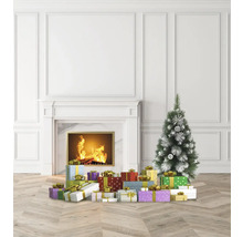 Scène de Noël avec cheminée, sapin de Noël et cadeaux