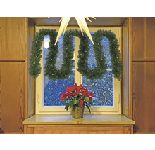 Décoration de fenêtre avec guirlande de sapin, étoile et poinsettia