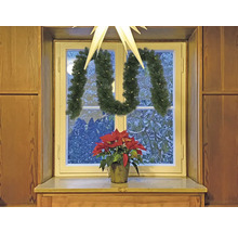 Fenêtre décorée avec étoile de Noël, guirlande et poinsettia
