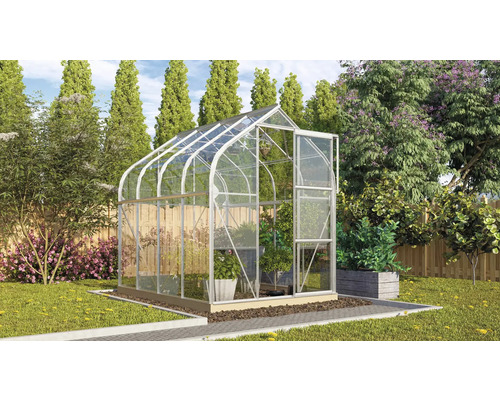 Gewächshaus im Garten mit geöffneter Tür.