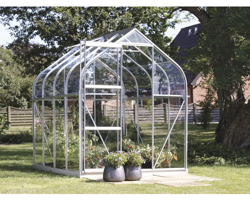 Gewächshaus mit Pflanzen im Garten