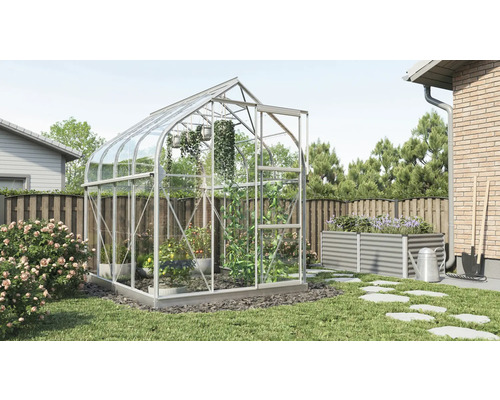 Gewächshaus im Garten mit Pflanzen und Gemüse