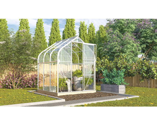 Serre avec porte ouverte dans le jardin