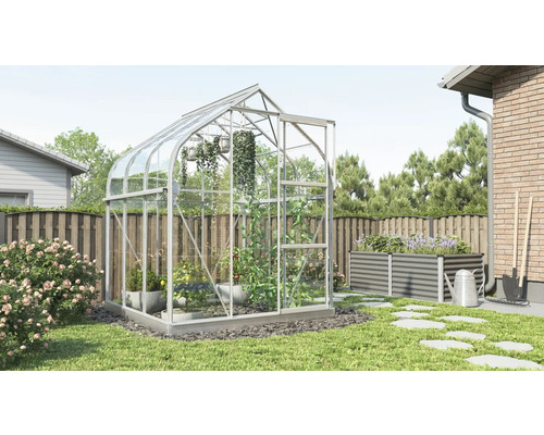 Serre avec des plantes dans le jardin