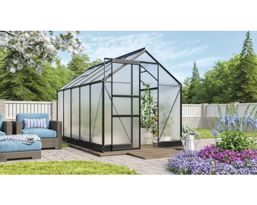 Serre avec porte ouverte dans le jardin.