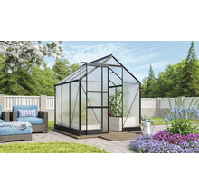 Gewächshaus im Garten mit Gartenmöbeln und Blumen