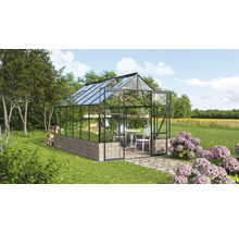 Gewächshaus mit Stahlrahmen, Steinfundament und Gartenset im Garten
