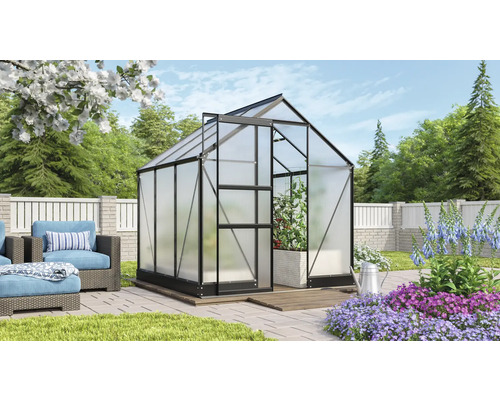Gewächshaus mit Stahlrahmen und Polycarbonatplatten im Garten