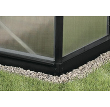 Detailansicht eines Gewächshauses mit Fundamentrahmen aus Aluminium und Polycarbonatplatten